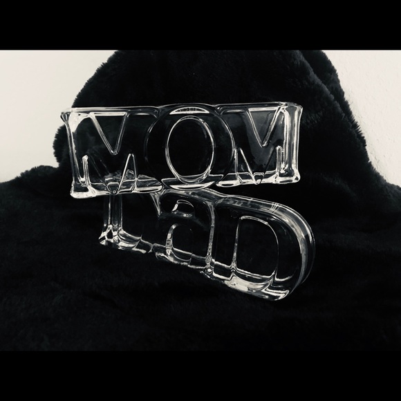 Vintage 1983 Avon “MOM” Glass Paperweight - Picture 8 of 10